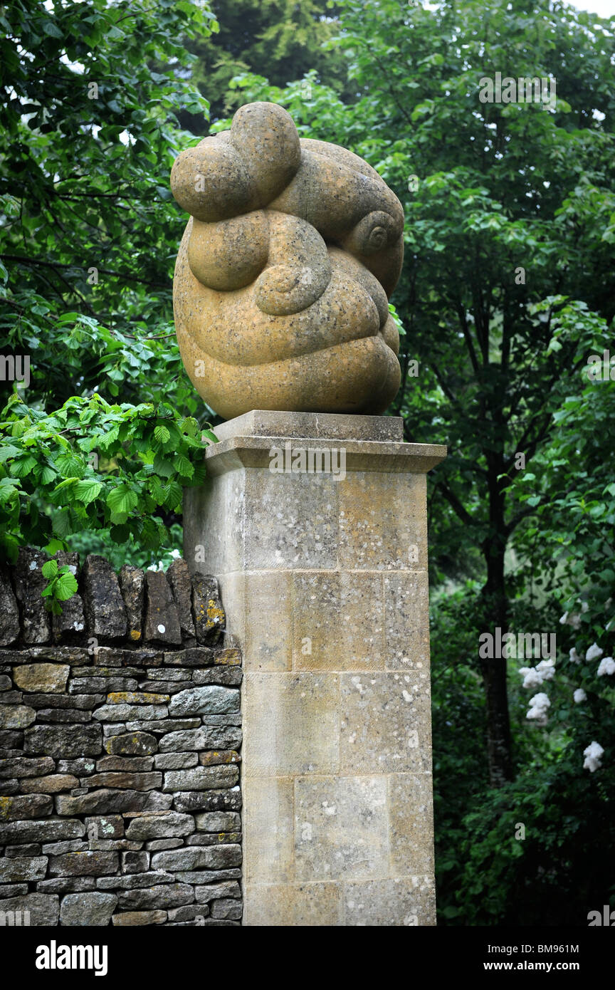 Skulpturen-Ausstellung, die unter anderem moderne Ergänzungen zu den Torpfosten im Asthall Manor in der Nähe von Burford, Oxfordshire Mai 2008 Stockfoto