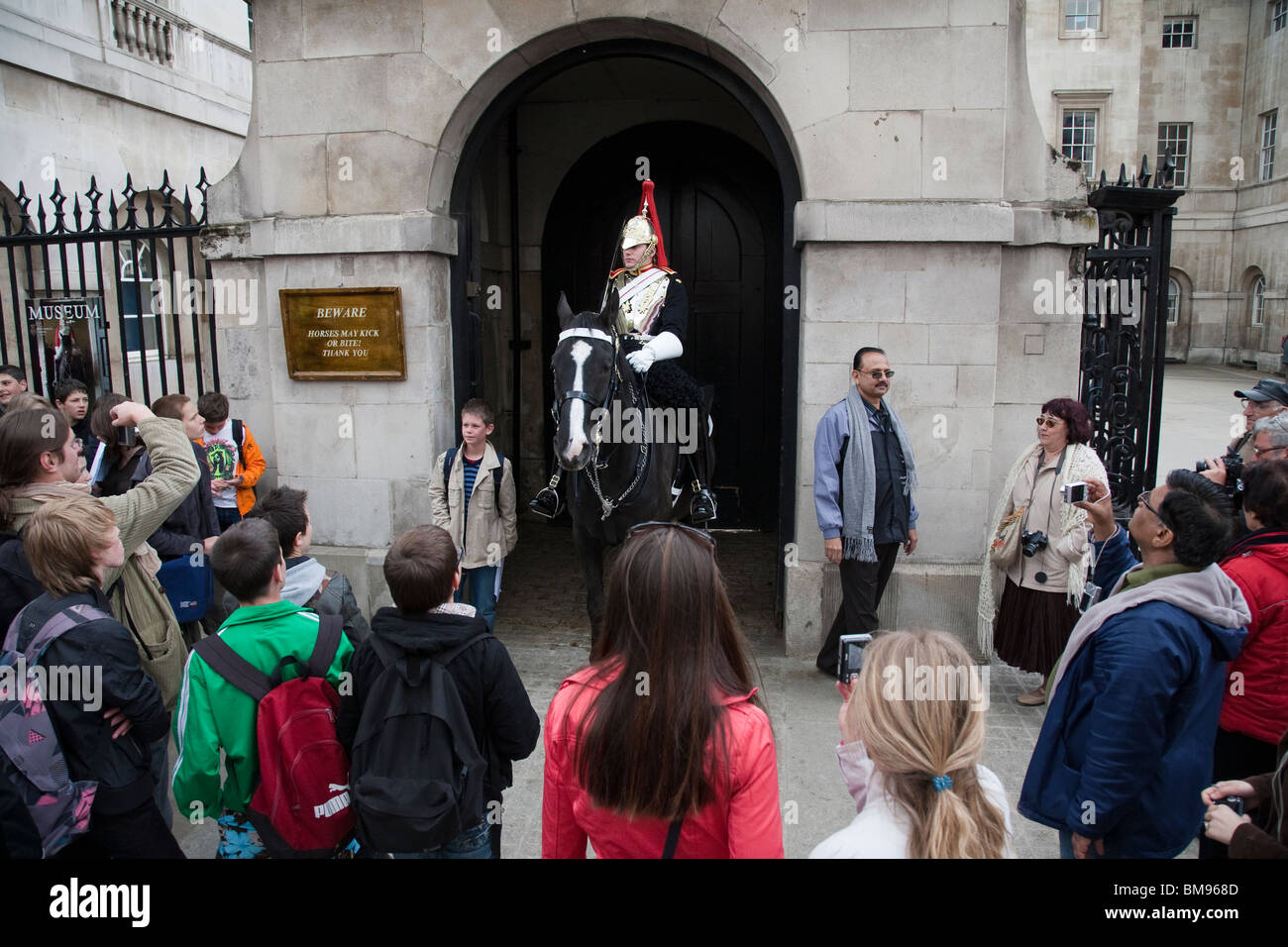 Montierten Soldat der "Blues and Royals" Household Cavalry, steht Wache draußen Horseguards Parade, Whitehall, London. Stockfoto