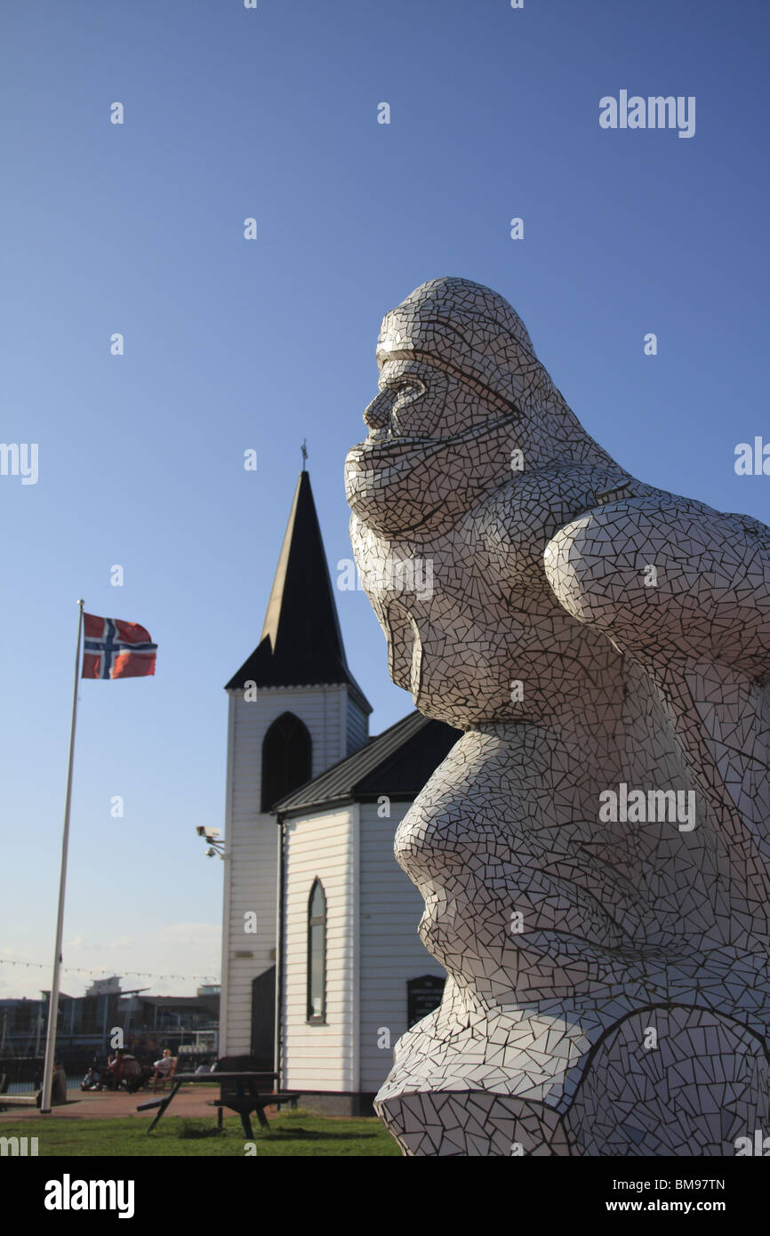 Antarktis Ziel Skulptur & norwegischen Kirche in Cardiff Bay Stockfoto