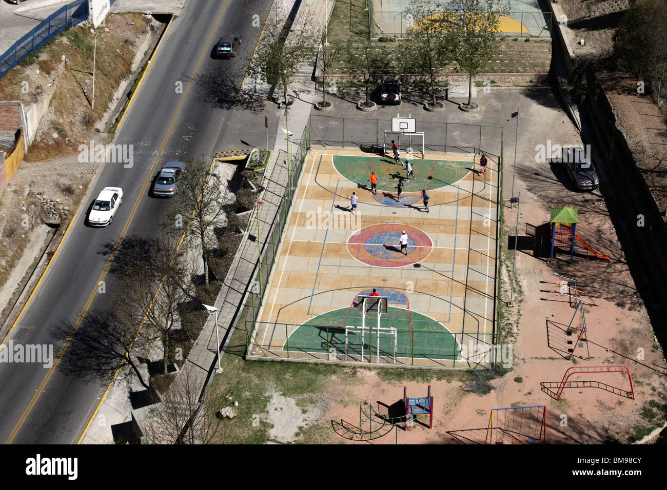 Aus der Vogelperspektive auf Betonfußballfelder mit Basketballfeldern im Parque Urbano Central neben der Avenida del Poeta, La Paz, Bolivien. Stockfoto