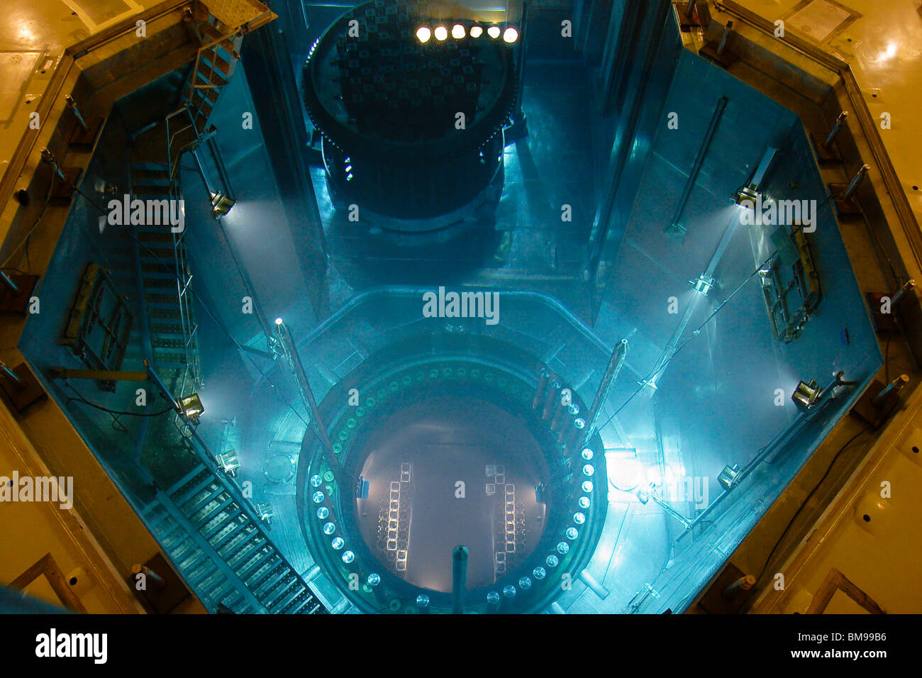 Im Kernkraftwerk Angra II befindet sich der Brennstoffpool des Kernkraftwerks Central Nuclear Almirante Álvaro Alberto Complex in Angra dos Reis im brasilianischen Bundesstaat Rio de Janeiro. Alle 12 bis 24 Monate werden etwa 25 bis 33 % der Brennstoffbaugruppen eines Reaktors in diesen tiefen, mit Wasser gefüllten Pool geleitet, in dem durch kontinuierliche Kühlung und Strahlungsabschirmung die intensiv heißen, radioaktiven Stäbe vor der weiteren Handhabung oder Lagerung sicher zerfallen können. Stockfoto