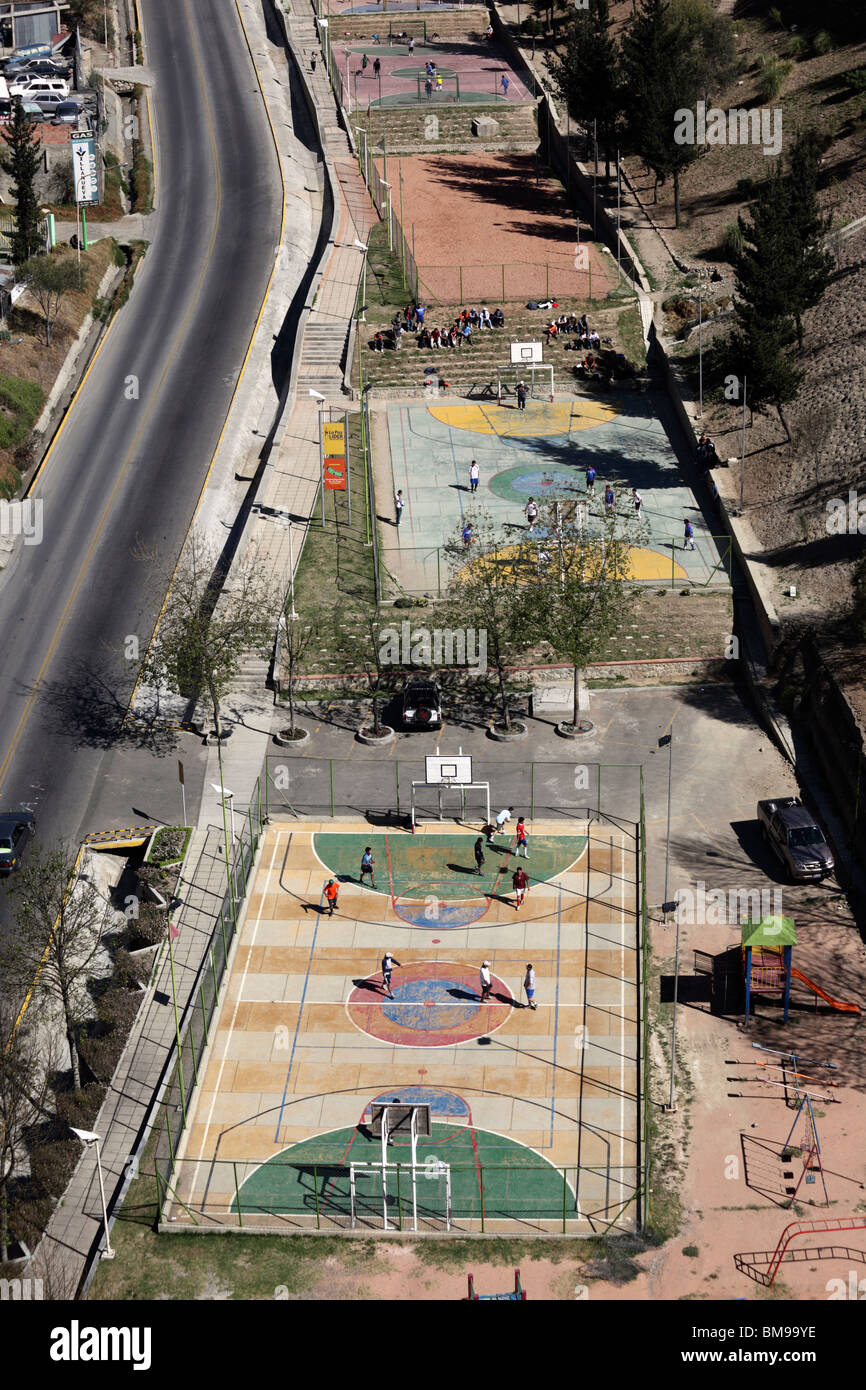 Aus der Vogelperspektive auf Betonfußballfelder mit Basketballfeldern im Parque Urbano Central neben der Avenida del Poeta, La Paz, Bolivien. Stockfoto
