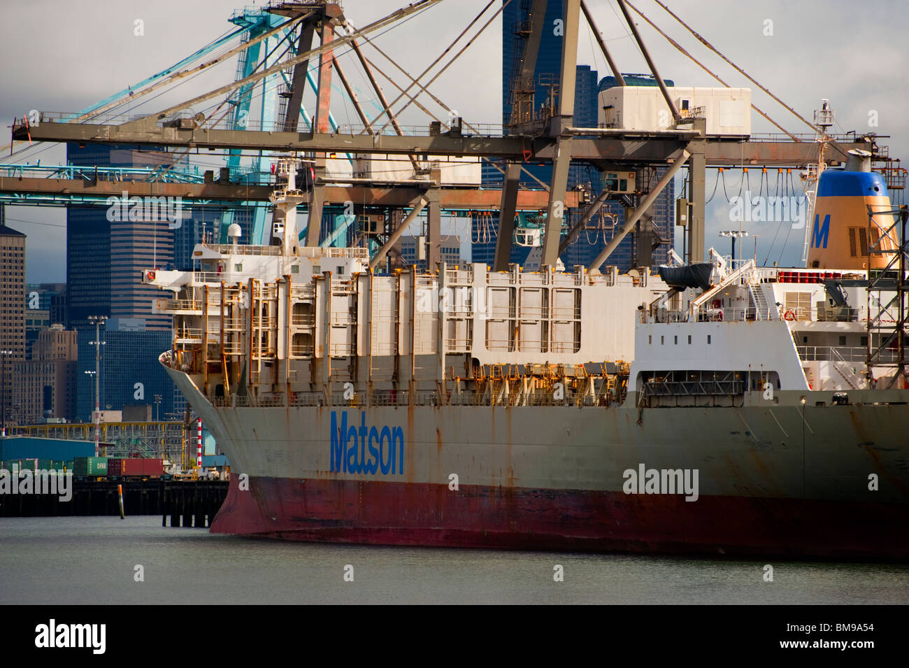 Hafen von Seattle, Seattle, Washington, USA. Frachtschiffe sind durch riesige Kräne, Reisen zu fernen Häfen mit Containern geladen. Stockfoto