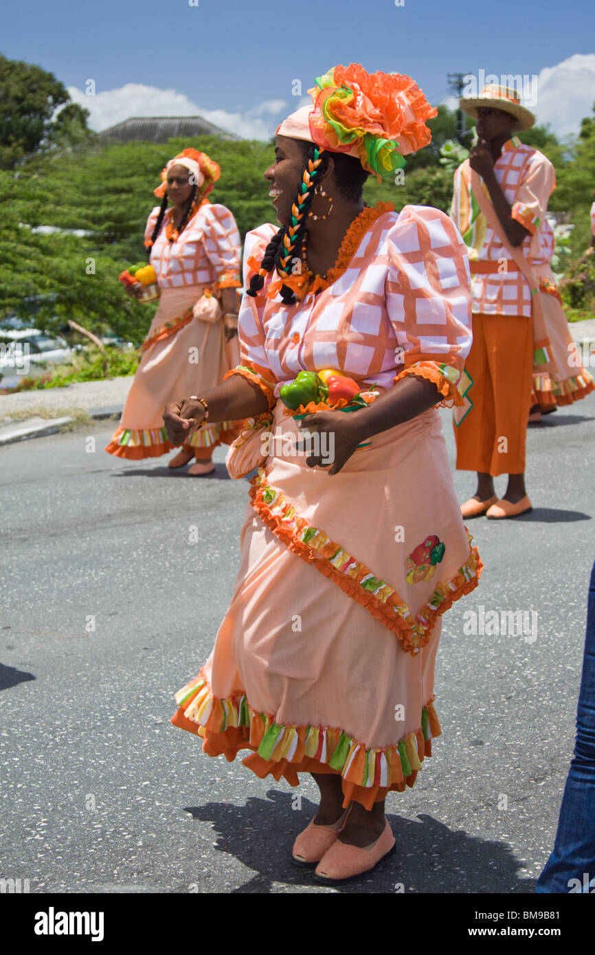 Eine Frau gekleidet im bunten Kostüm Tänze beim Erntefest, Willemstad, Curacao, Niederländische Antillen, Caribbean. Stockfoto