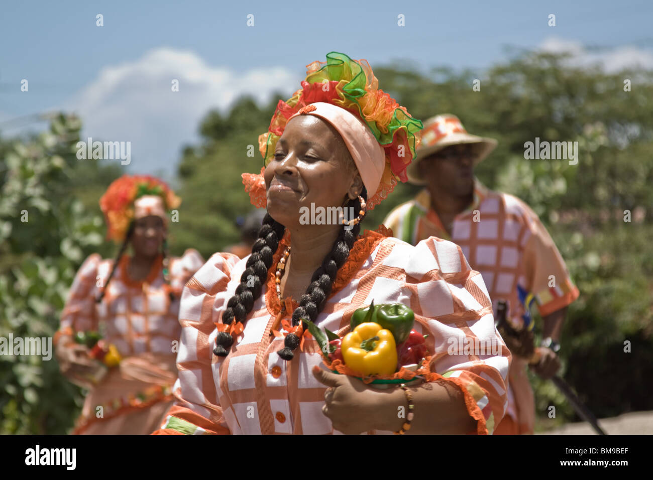 Eine Frau gekleidet im bunten Kostüm Tänze beim Erntefest, Willemstad, Curacao, Niederländische Antillen, Caribbean. Stockfoto