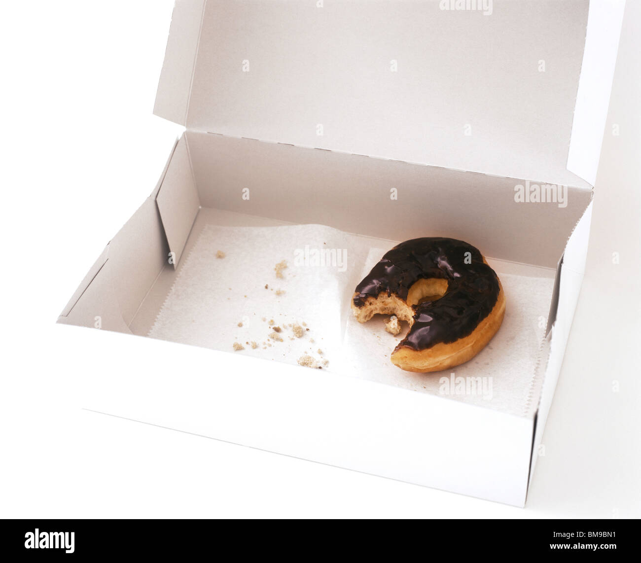 Stillleben aus einer Box mit einem teilweise gegessen donut Stockfoto