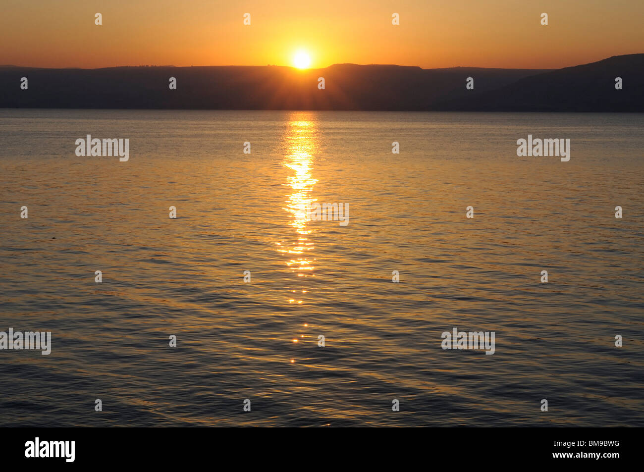 Sonnenuntergang über dem Wasser Stockfoto