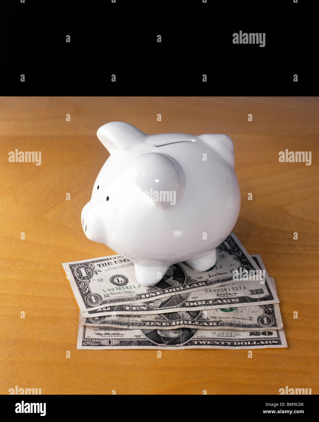 Still-Leben ein Schweinchen oder Münze Sparkasse auf Schreibtisch Stockfoto