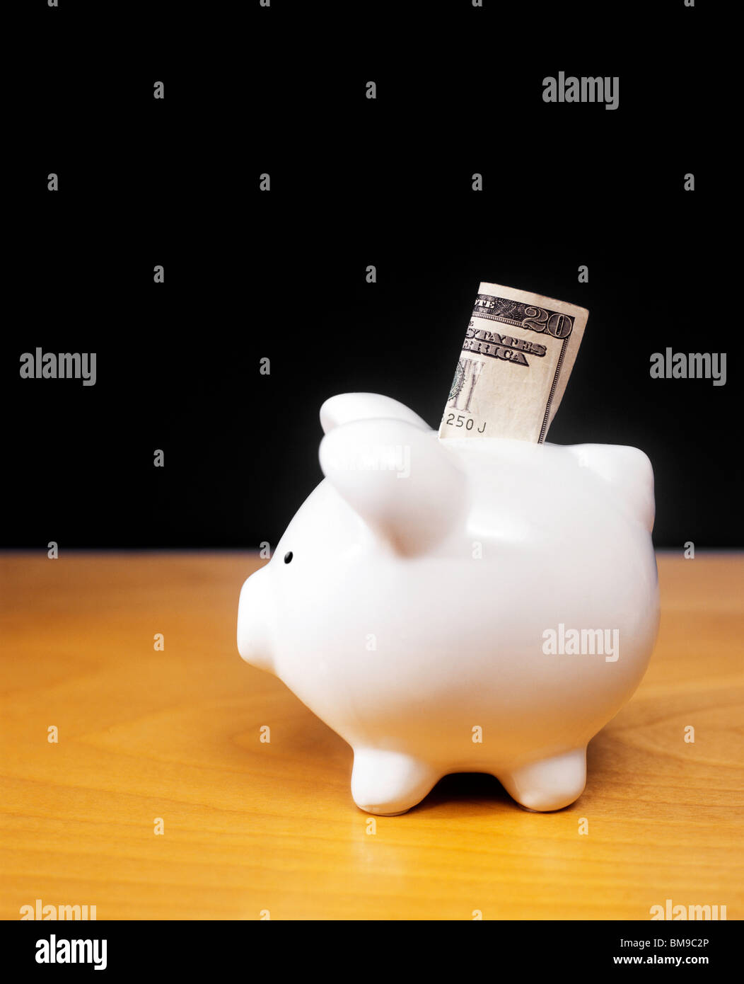 Still-Leben ein Schweinchen oder Münze Sparkasse auf Schreibtisch Stockfoto