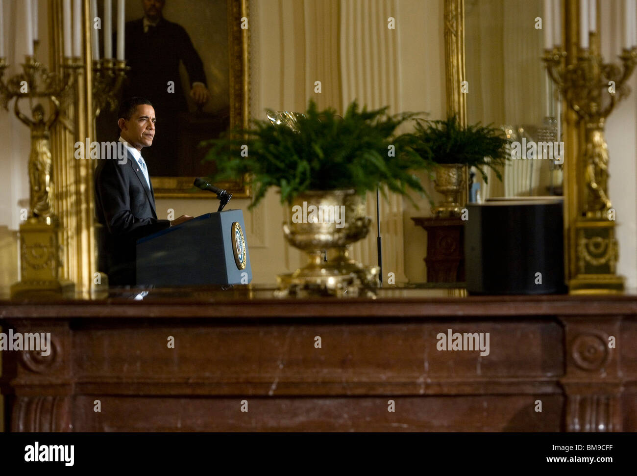 13. Februar 2009 – Washington, D.C. – Präsident Barack Obama hält Bemerkungen über das Konjunkturpaket an die Mitglieder des Business Council im East Room des Weißen Hauses. Stockfoto