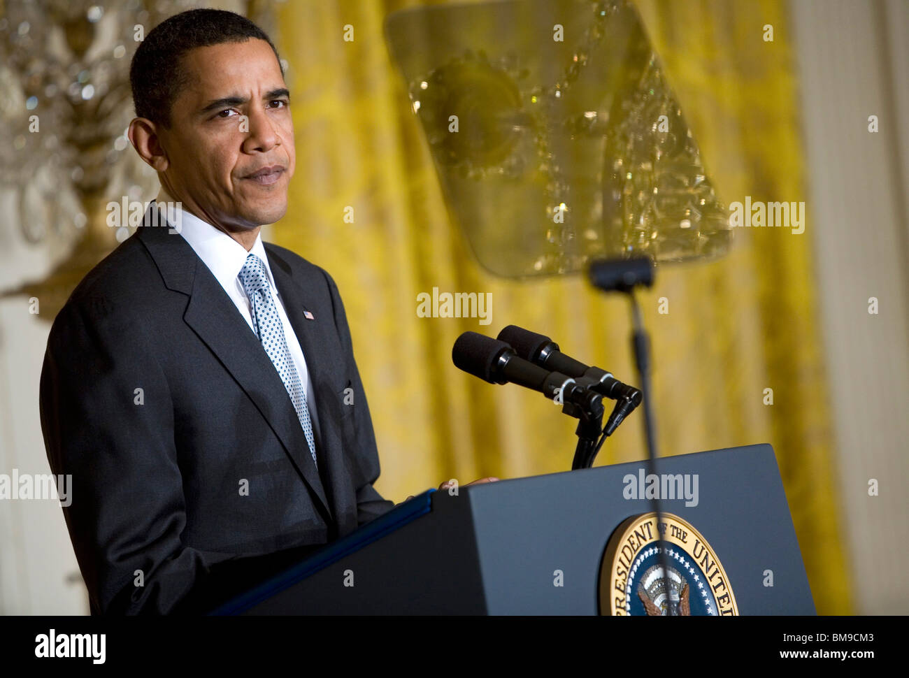 13. Februar 2009 – Washington, D.C. – Präsident Barack Obama hält Bemerkungen über das Konjunkturpaket an die Mitglieder des Business Council im East Room des Weißen Hauses. Stockfoto