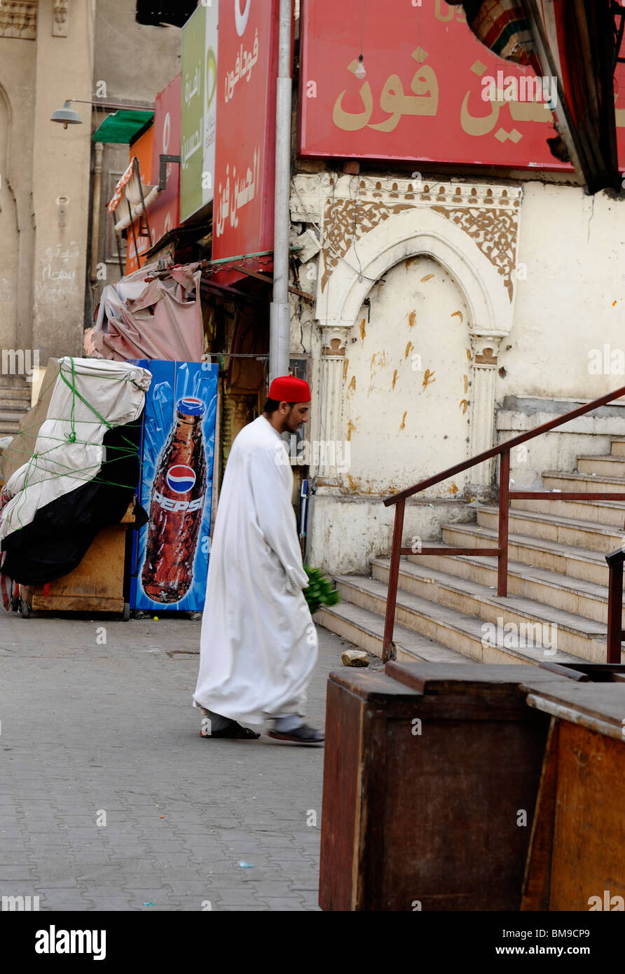 ägyptischen Mannes in Hijab und Fez, al-Hussein-Moschee-Bereich der islamischen Kairo, Kairo, Ägypten Stockfoto