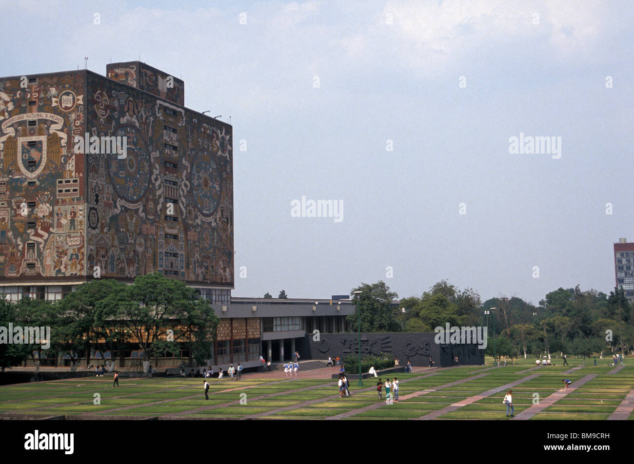 Studenten mit der Zentralbibliothek im Hintergrund, Universidad Nacional Autonoma de Mexico oder UNAM in Mexiko-Stadt Stockfoto