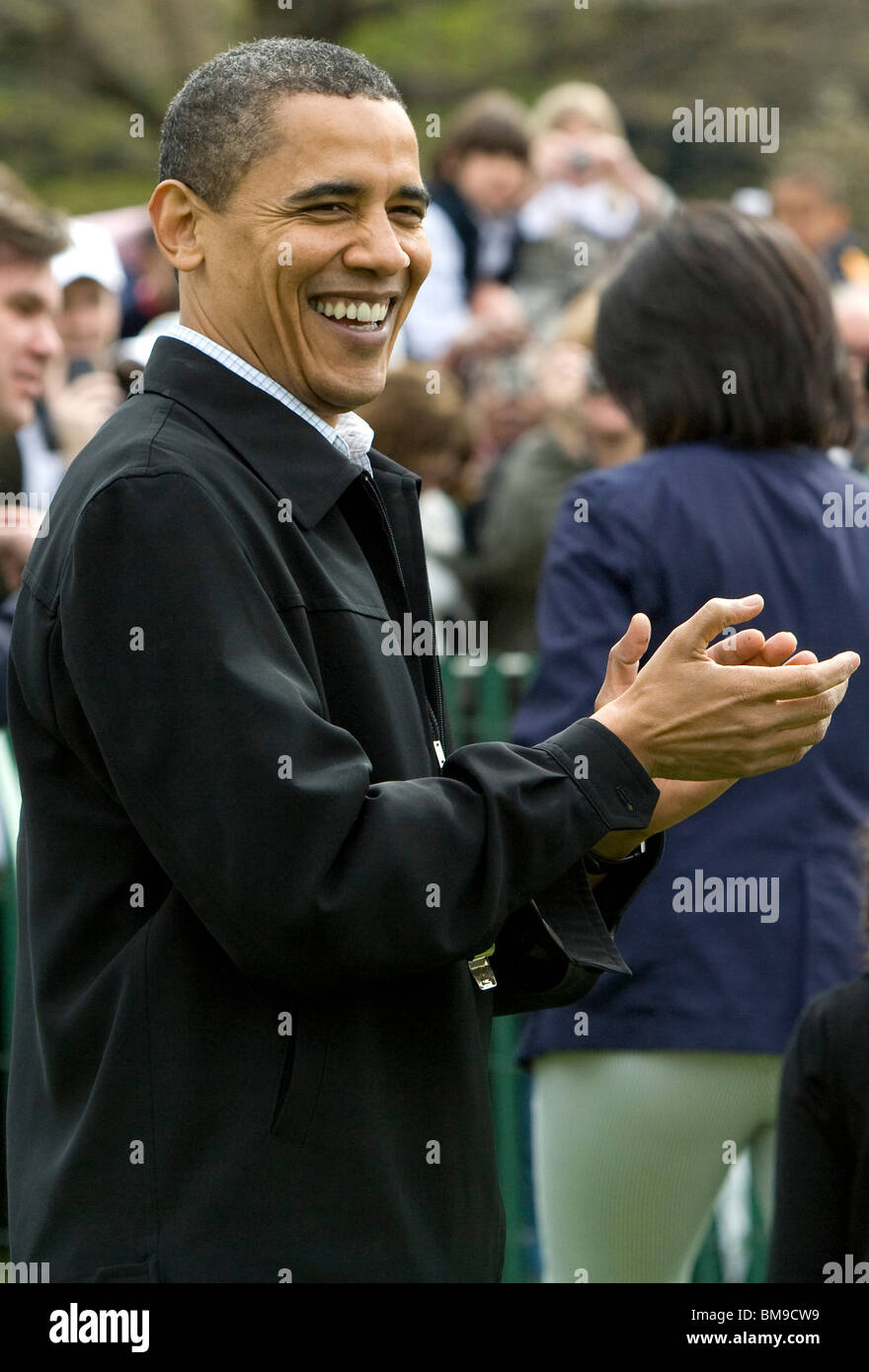 13. April 2009 – Washington, D.C. – Präsident Barack Obama nimmt an der jährlichen Osterei-Rolle des Weißen Hauses Teil. Die Veranstaltung, die jedes Jahr auf dem Südrasen des Weißen Hauses stattfindet, ist eine Washingtoner Tradition. Stockfoto