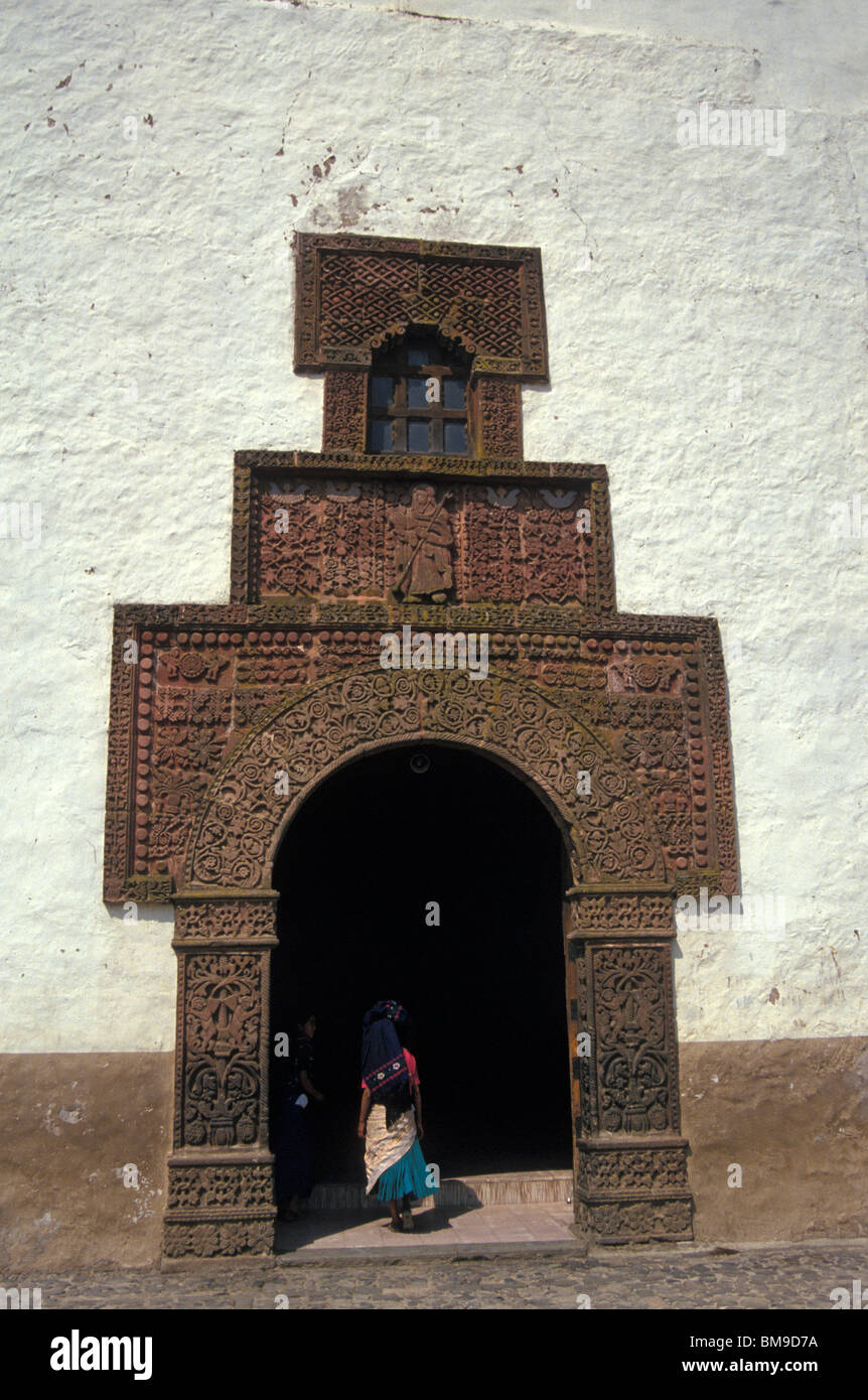 Maurische Designs auf die Fassade des aus dem 16. Jahrhundert Iglesia de Santiago Apostol im Dorf Angahuan, Michoacan, Mexiko Stockfoto