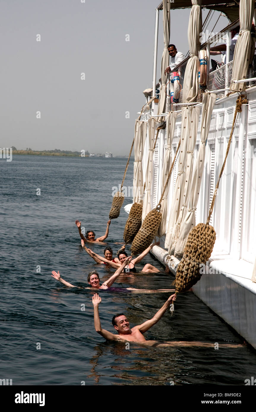 Schwimmen im Nil zwischen Edfu und Kom Ombo. Temperatur um 20 Grad und das Wasser kristallklar. Stockfoto