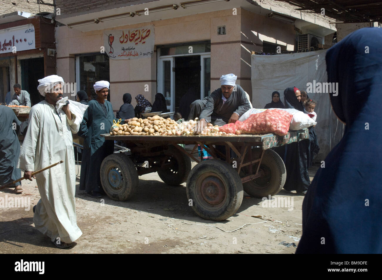 Ägypten.  Riverside Stadt Esna am Markttag - das ist Freitag. Stockfoto