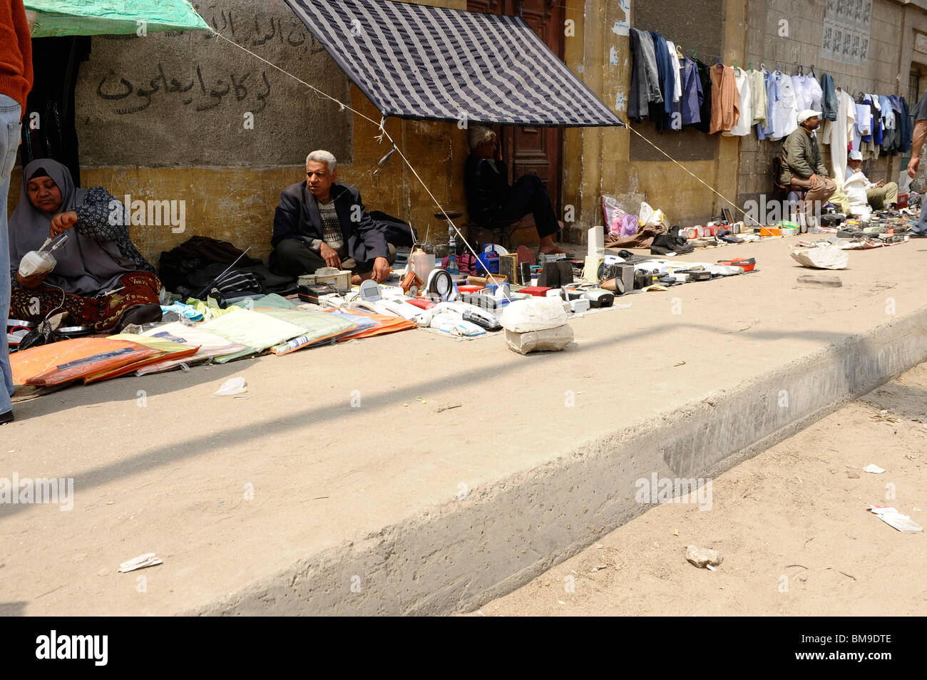 Souk Goma (Freitagsmarkt), Straße Markt verkaufen neue und gebrauchte Bric und Brac, südliche Friedhöfe, Khalifa Bezirk, Kairo Stockfoto