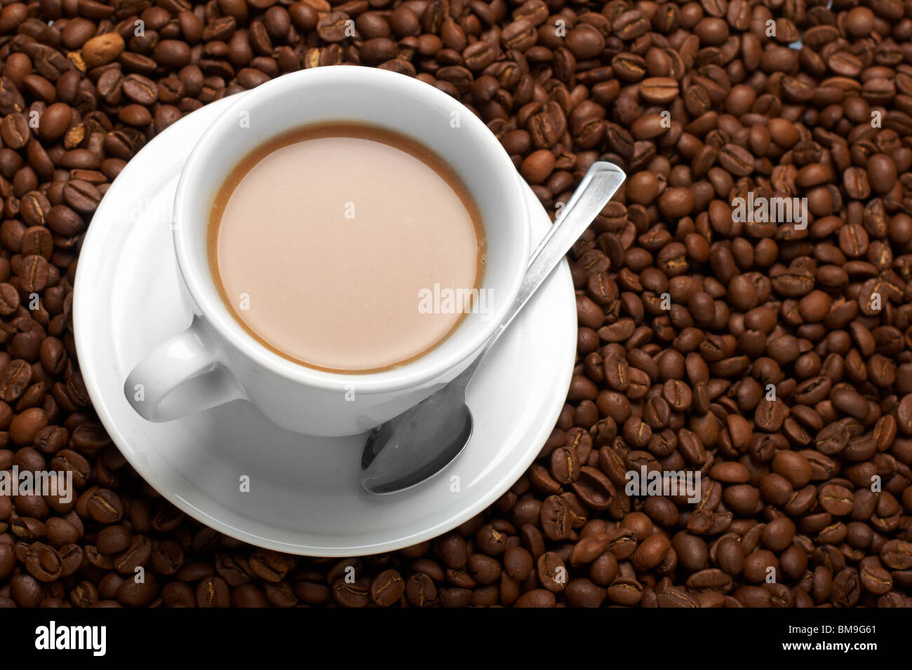 Tasse mit Kaffee, kostet auf Kaffee Korn Stockfoto