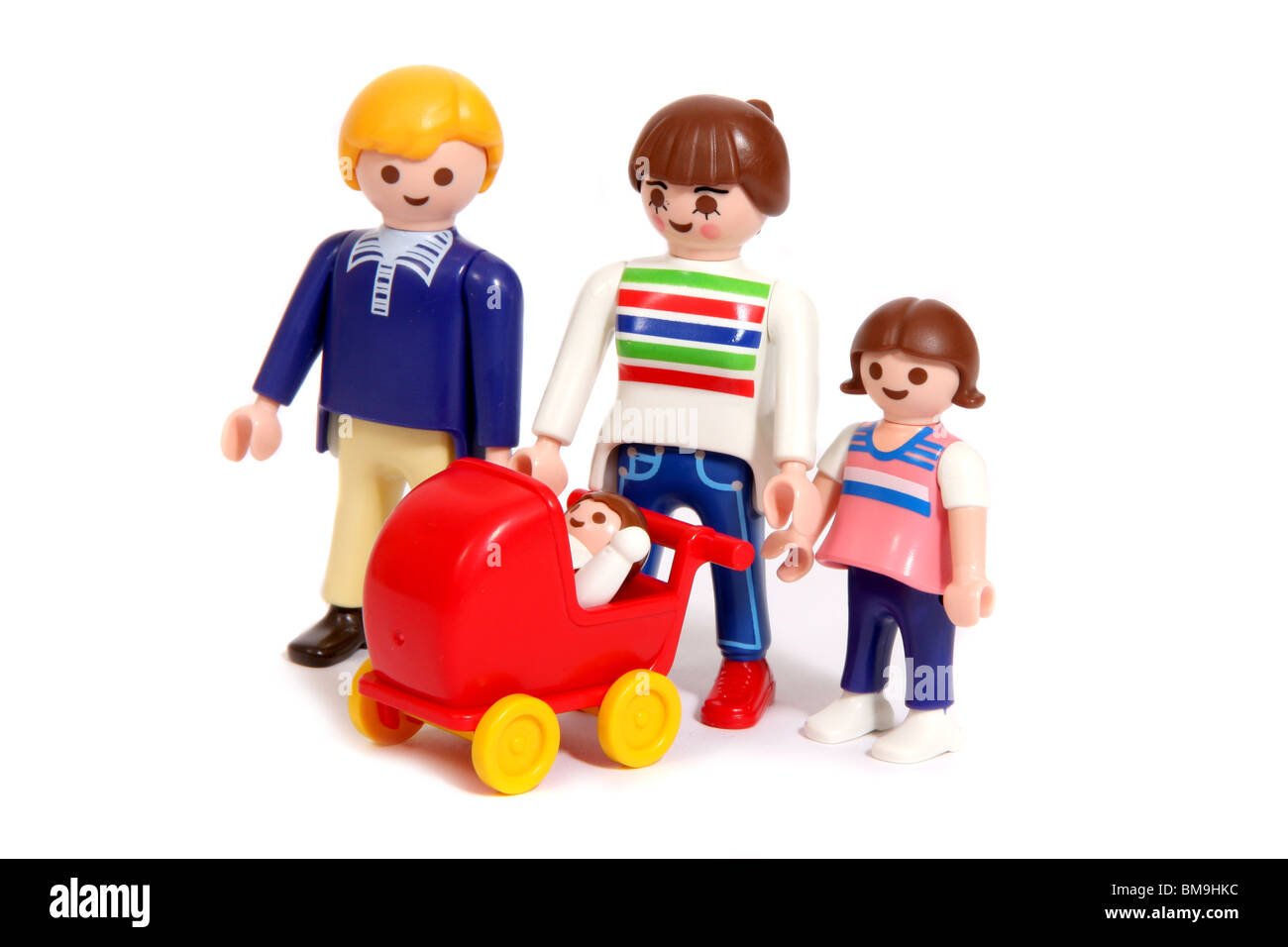 Eine Familie von vier Playmobil-Figuren, darunter ein Baby in einem  Kinderwagen Stockfotografie - Alamy