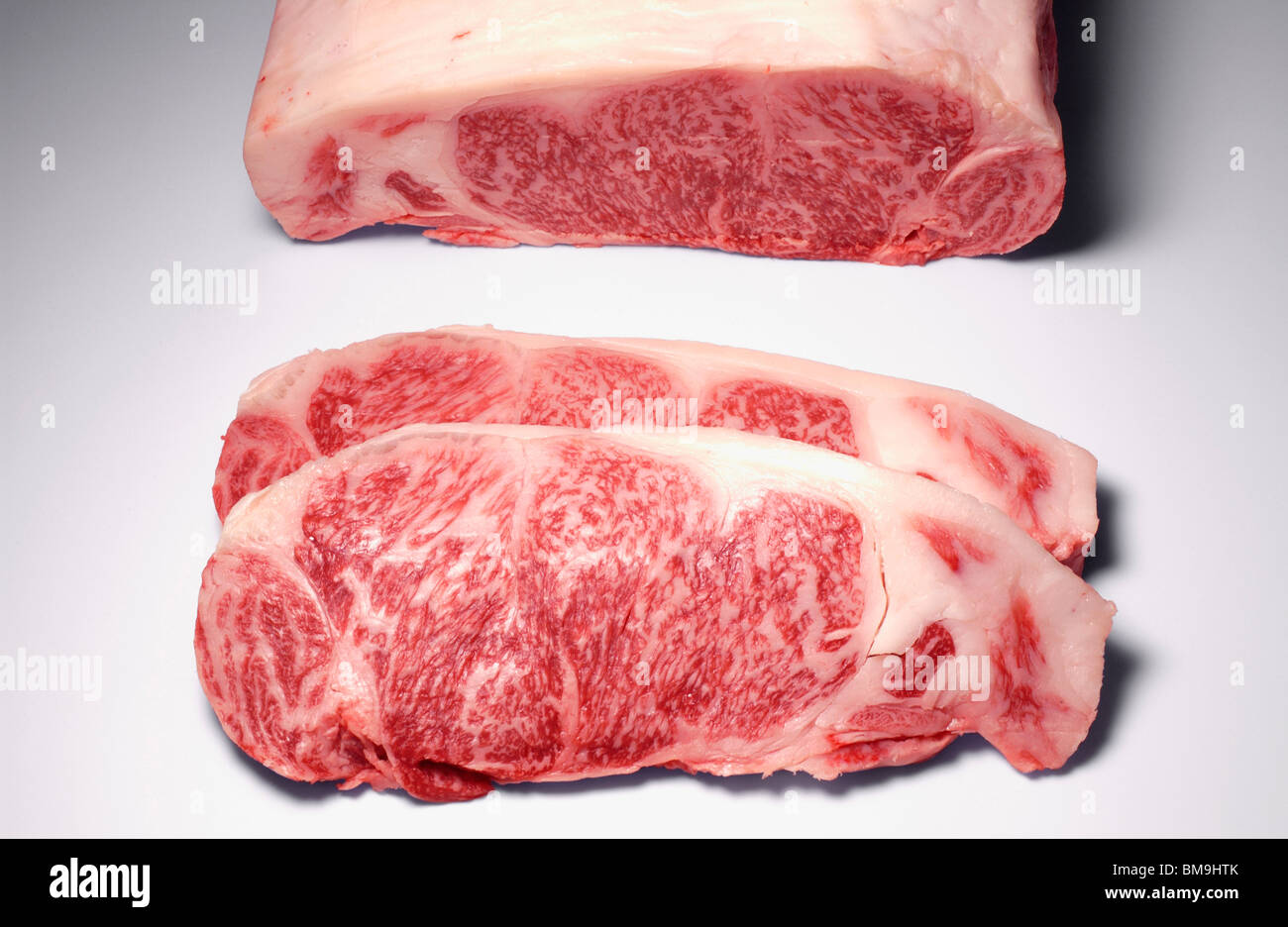 Rohes Rindfleisch Steaks, weißer Hintergrund Stockfoto