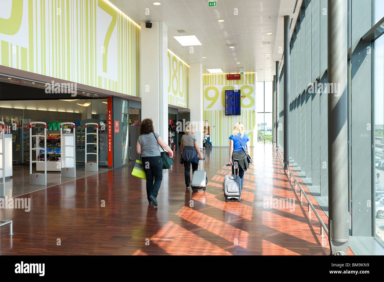 Flughafen Bergamo Ryanair Abflug Terminal Parken www.alamy.de