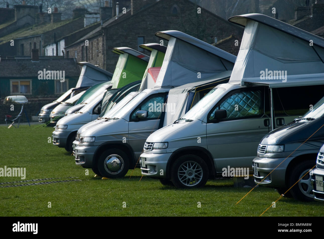 Ein Treffen von einem motor Fachgruppe, Mazda Bongo, auf einem Campingplatz in Dent, Yorkshire Dales National Park, Cumbria, England, UK Stockfoto