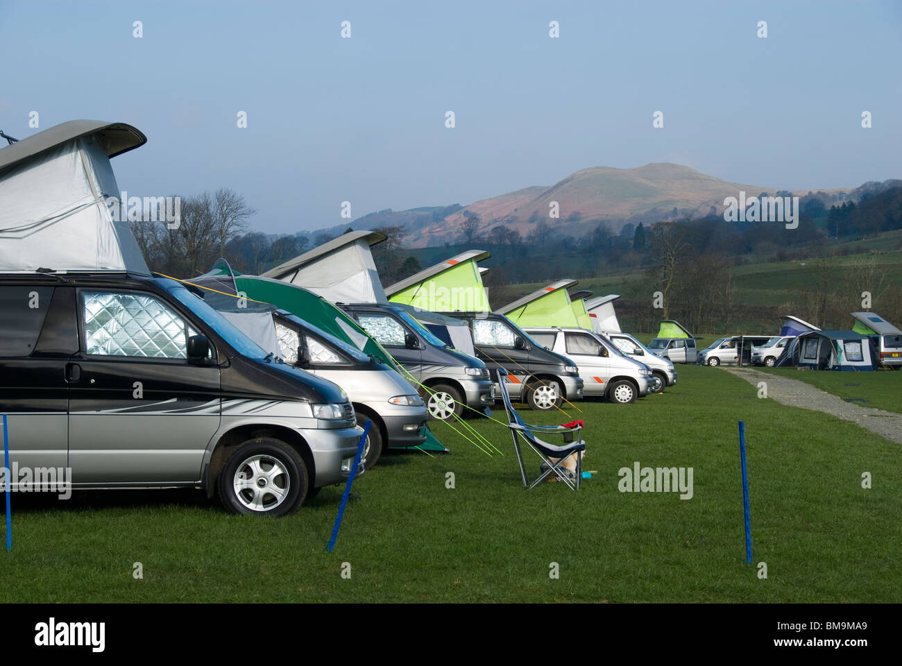 Ein Treffen von einem motor Fachgruppe, Mazda Bongo, auf einem Campingplatz in Dent, Yorkshire Dales National Park, Cumbria, England, UK Stockfoto