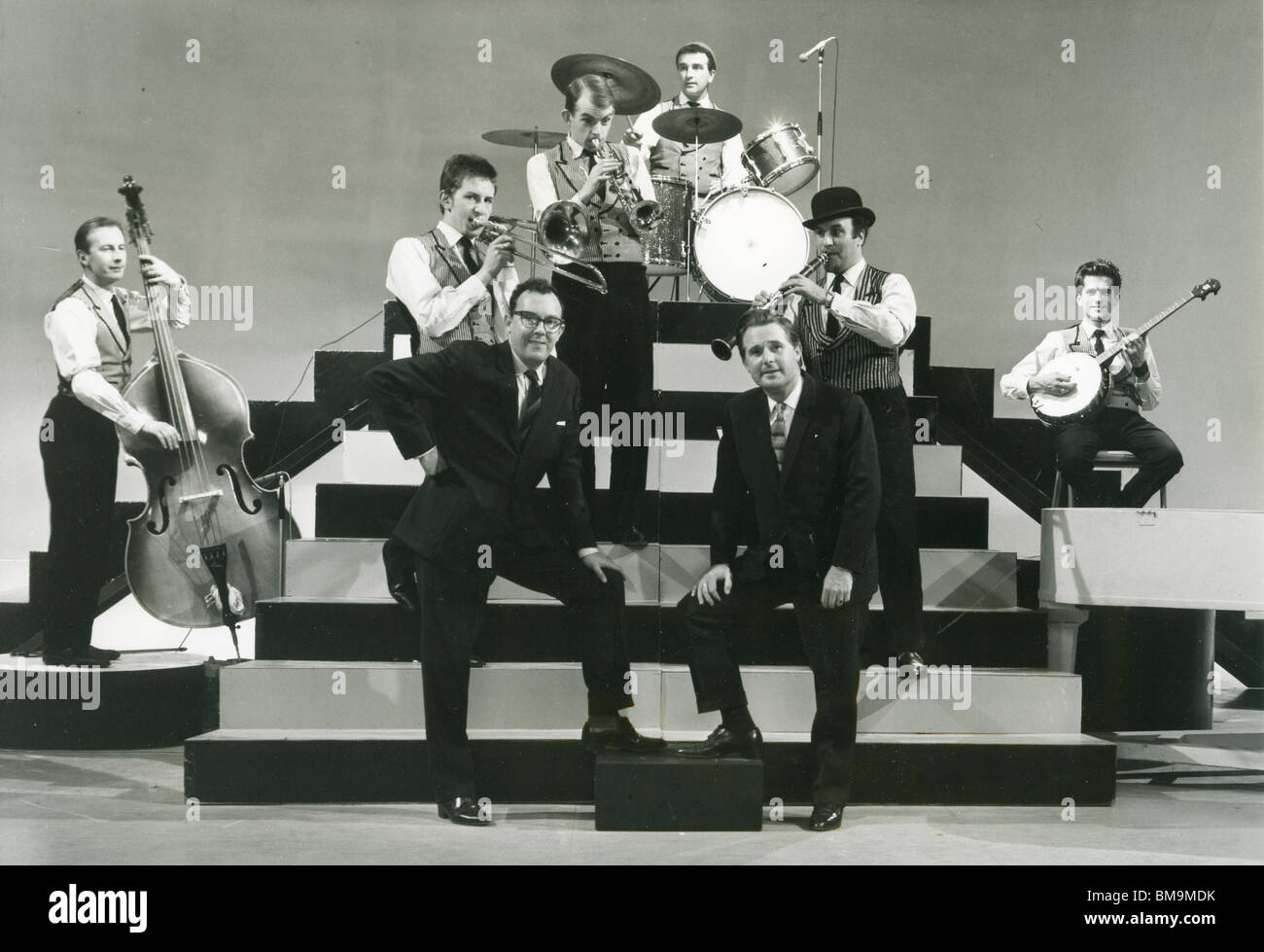 ACKER BILK - UK-jazz-Musiker in der Morecambe und Wise TV Show in den späten 1950er Jahren mit Eric Morcambe in Gläsern und Ernie Wise Stockfoto