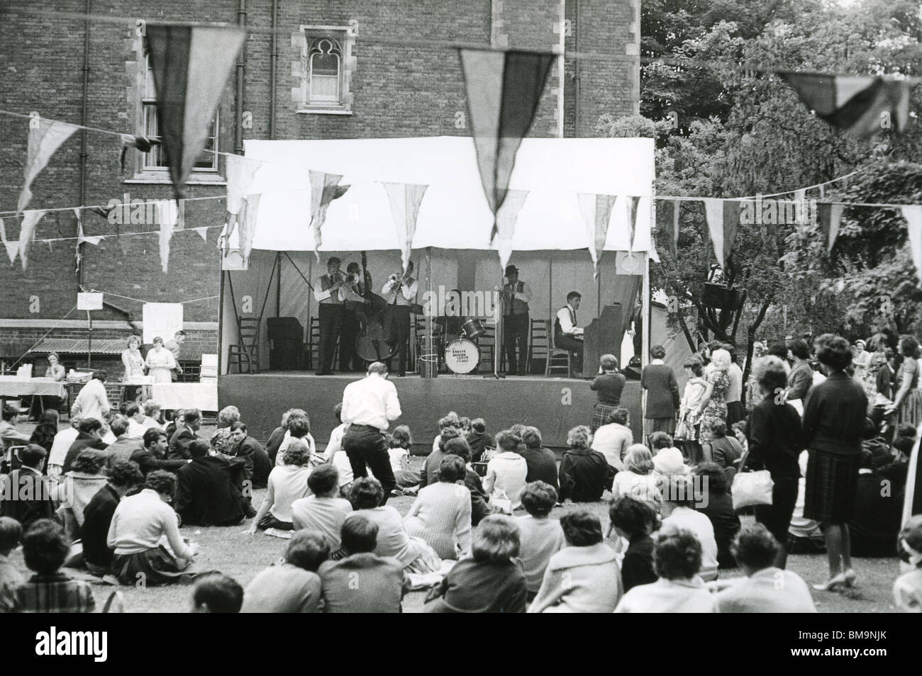 ACKER BILK mit seinem Paramount Jazzband über 1962 bei einem Open-Air-Konzert Stockfoto