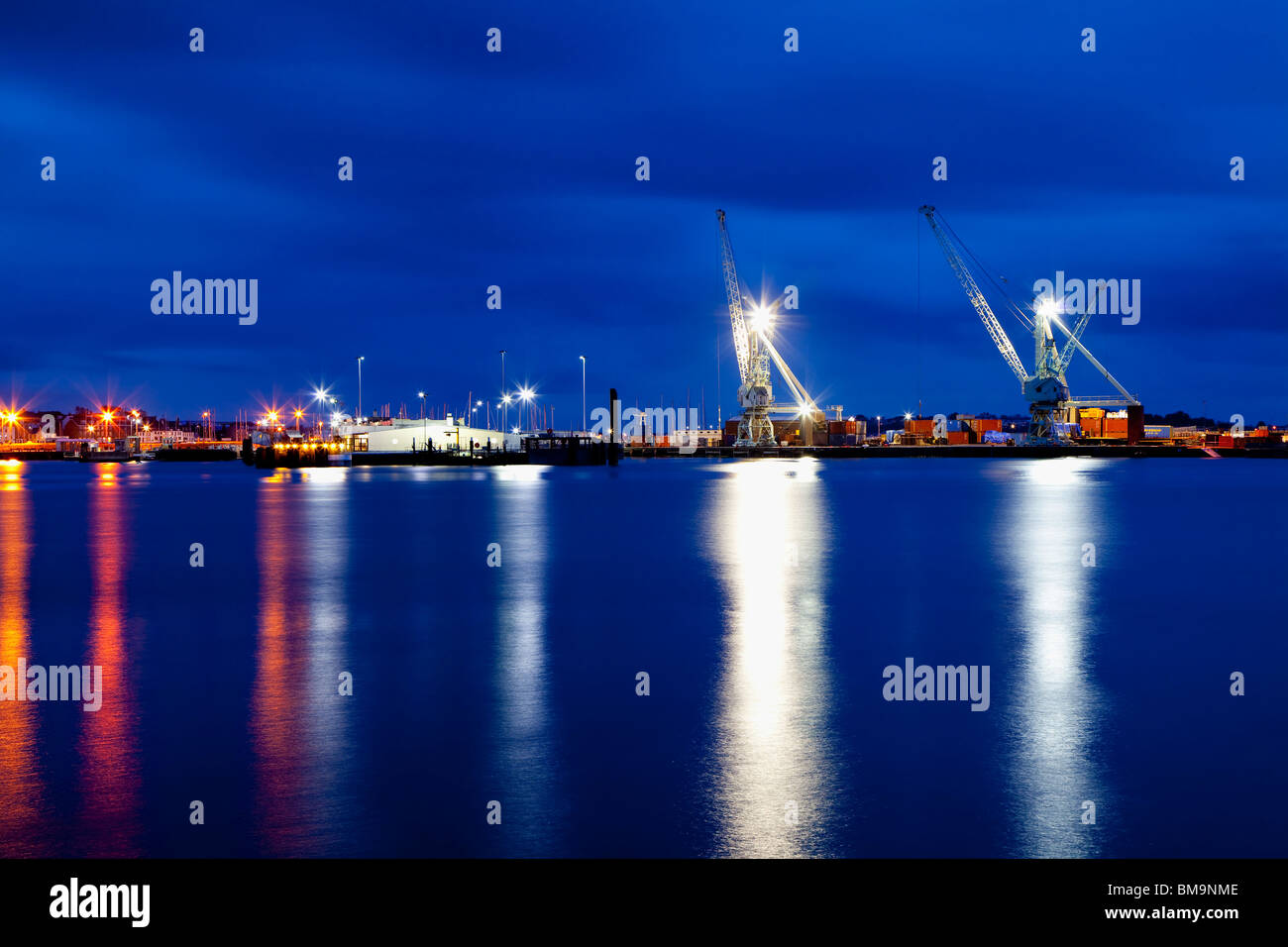 Guernsey-Hafen-Szene in der Dämmerung, zeigt wunderbar reflektiert Krane im Meer Stockfoto