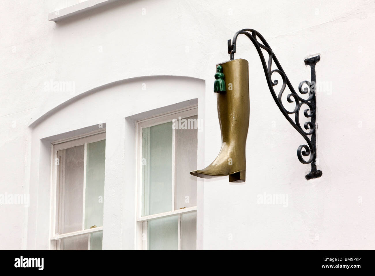 Großbritannien, England, Cornwall, Launceston, Broad Street, 1840 viktorianische Schuh Shop Golden Boot Zeichen Stockfoto