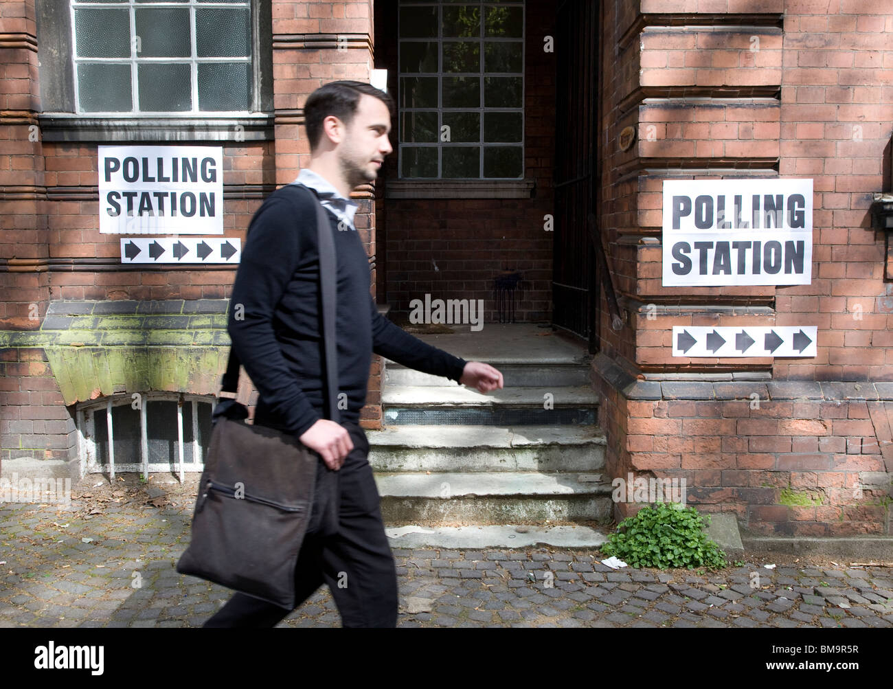 Wähler auf Weg zum Wahllokal, London Stockfoto