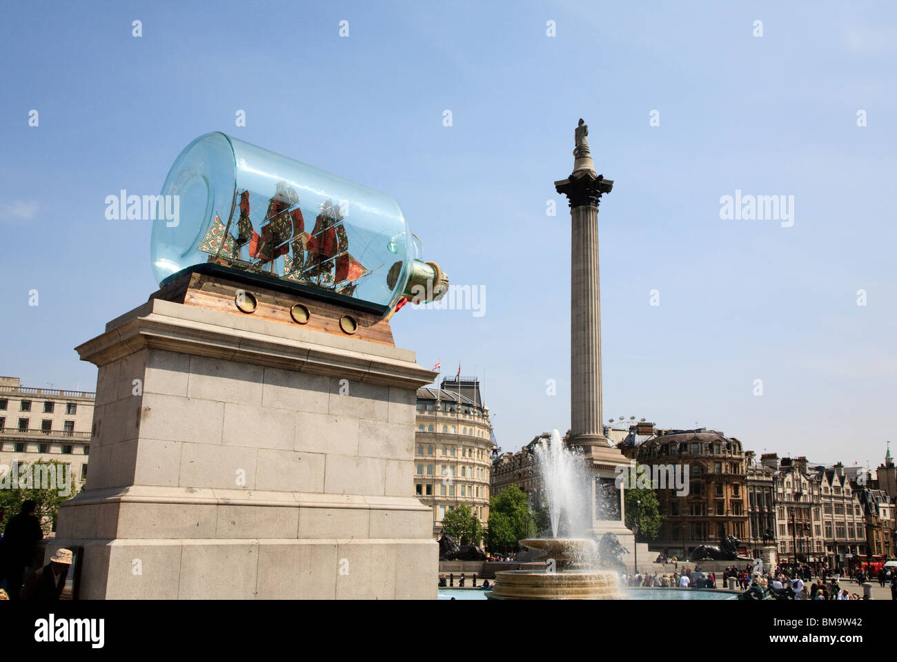 Nelsons Schiff in der Flasche von Yinka Shonibare auf dem vierten Sockel auf dem Trafalgar Square mit der Nelson Säule im Hintergrund Stockfoto