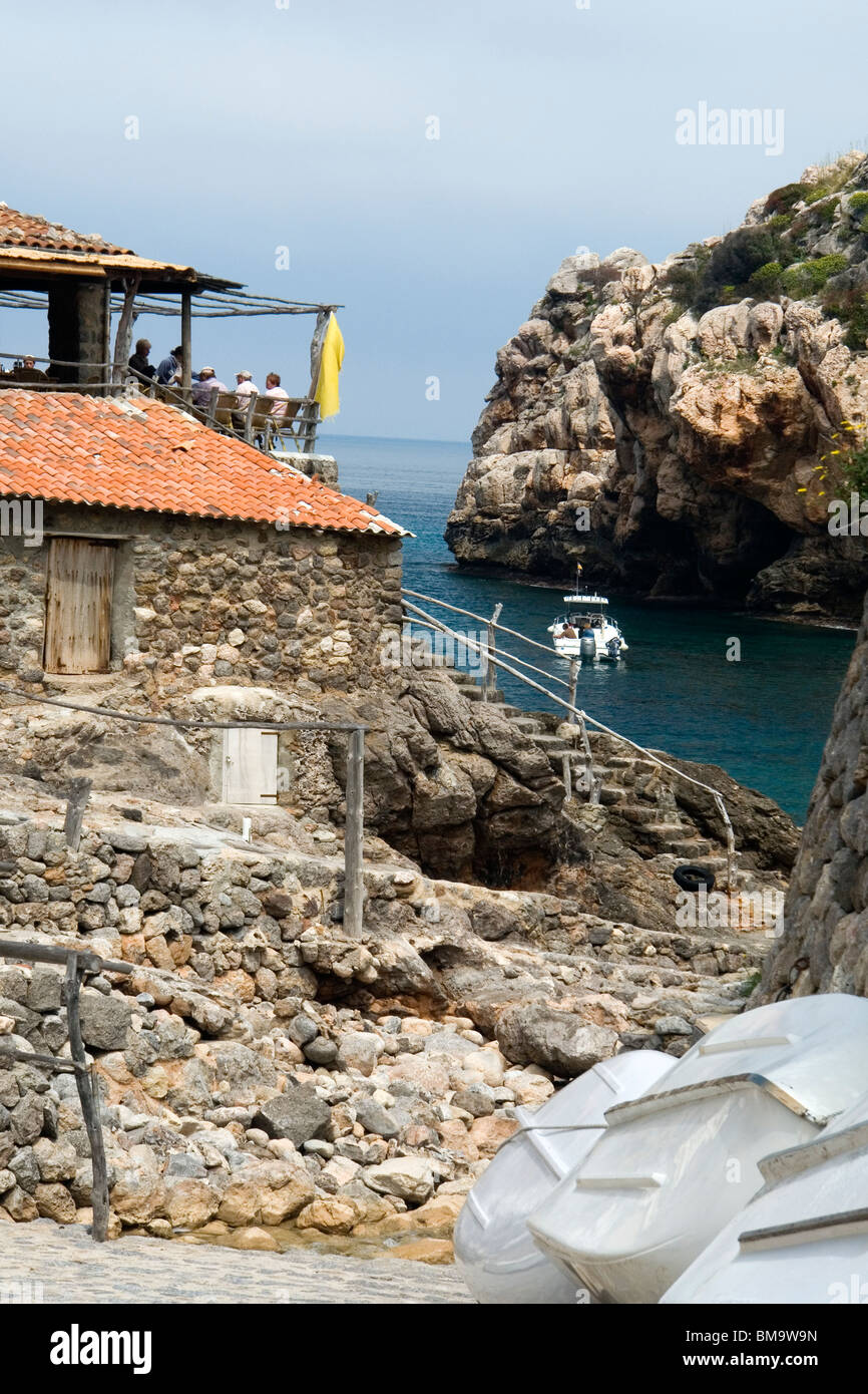 Die kalkhaltigen felsigen Bucht Deia (Mallorca-Balearische Inseln-Spanien). La Crique Rocheuse Calcaire de Deia À Mallorca (Espagne). Stockfoto