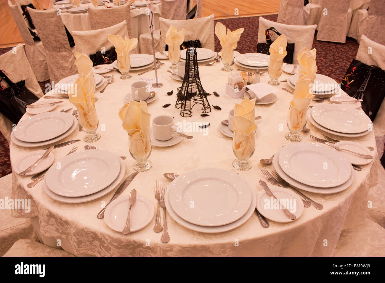 Tisch decken weißes Tuch Platten Abendessen Stockfoto