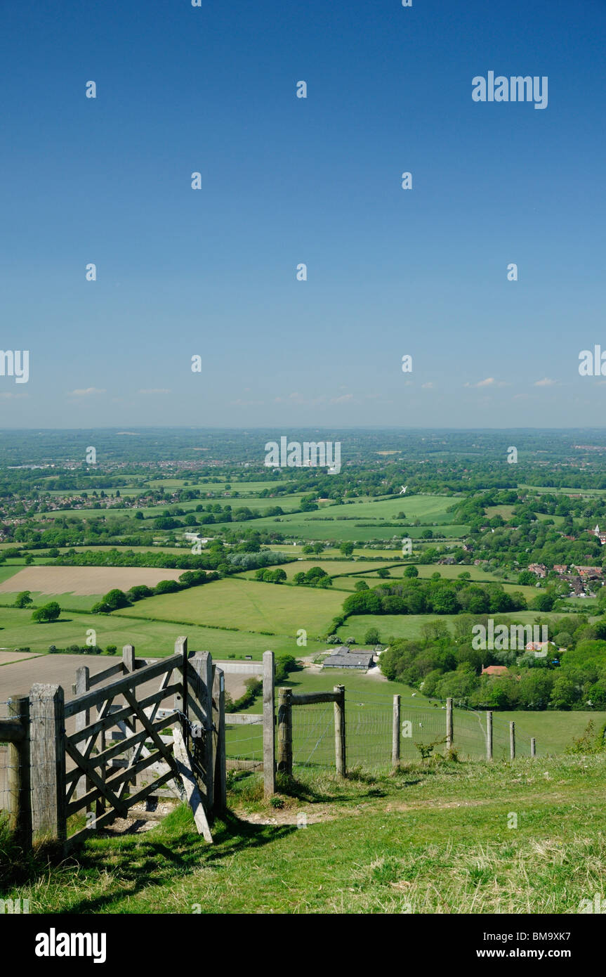 Ein Blick von der Ditchling Leuchtfeuer in Sussex, England, mit Feldern erstreckt sich bis zum fernen Horizont. Stockfoto