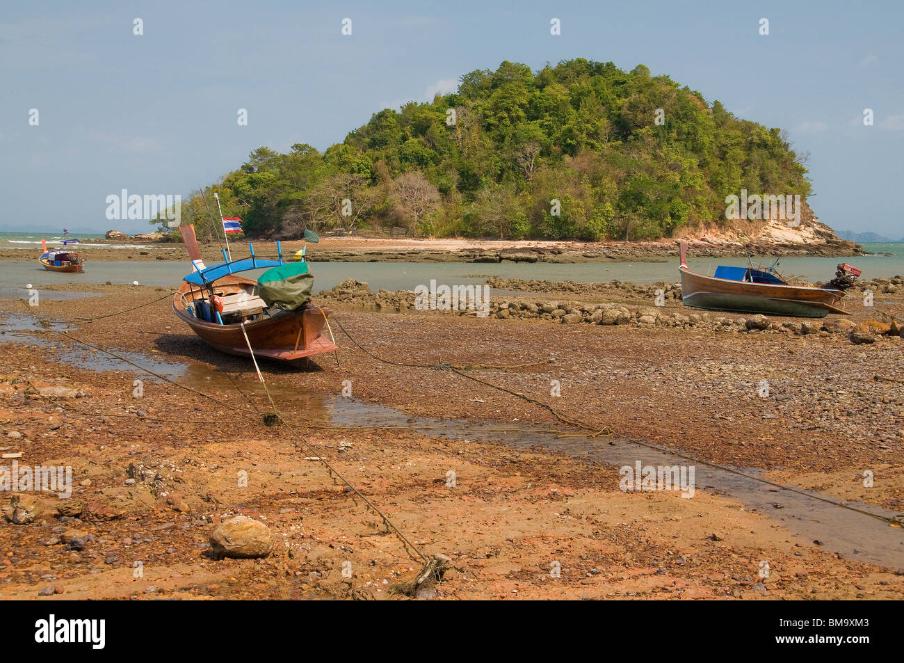 Auf Ko Lanta Fischer verwenden oft lange Longtailboote um ihre fallen zu überprüfen, aber Ebbe lassen ihre Boote hoch und trocken. Stockfoto