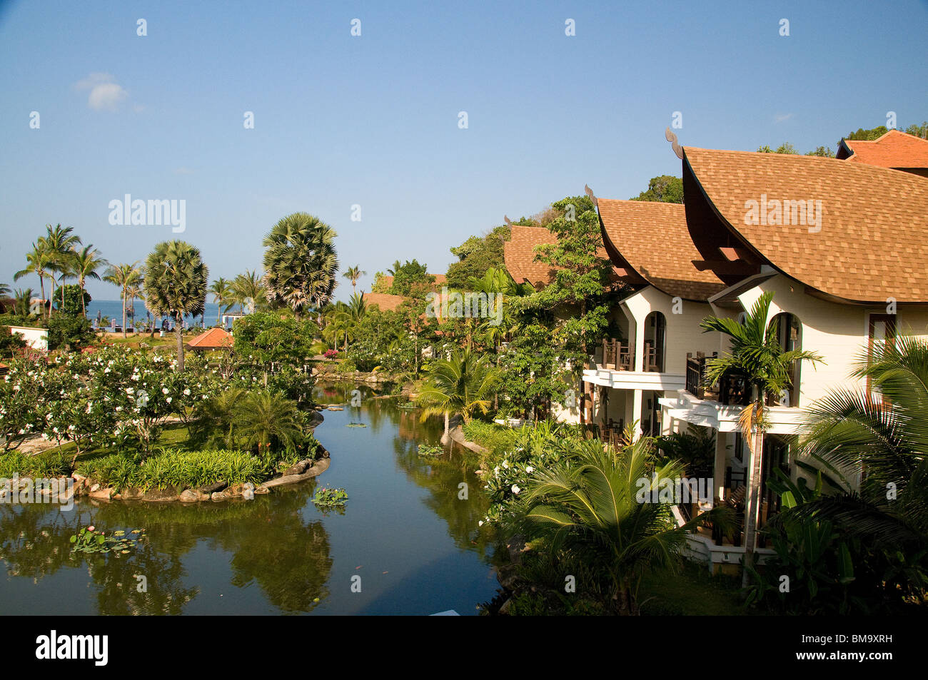 Das Rawi Warin Resort & Spa hat mehrere schöne Zimmer und Villen rund um einen großen, schönen mäandernden Gartenteich. Stockfoto