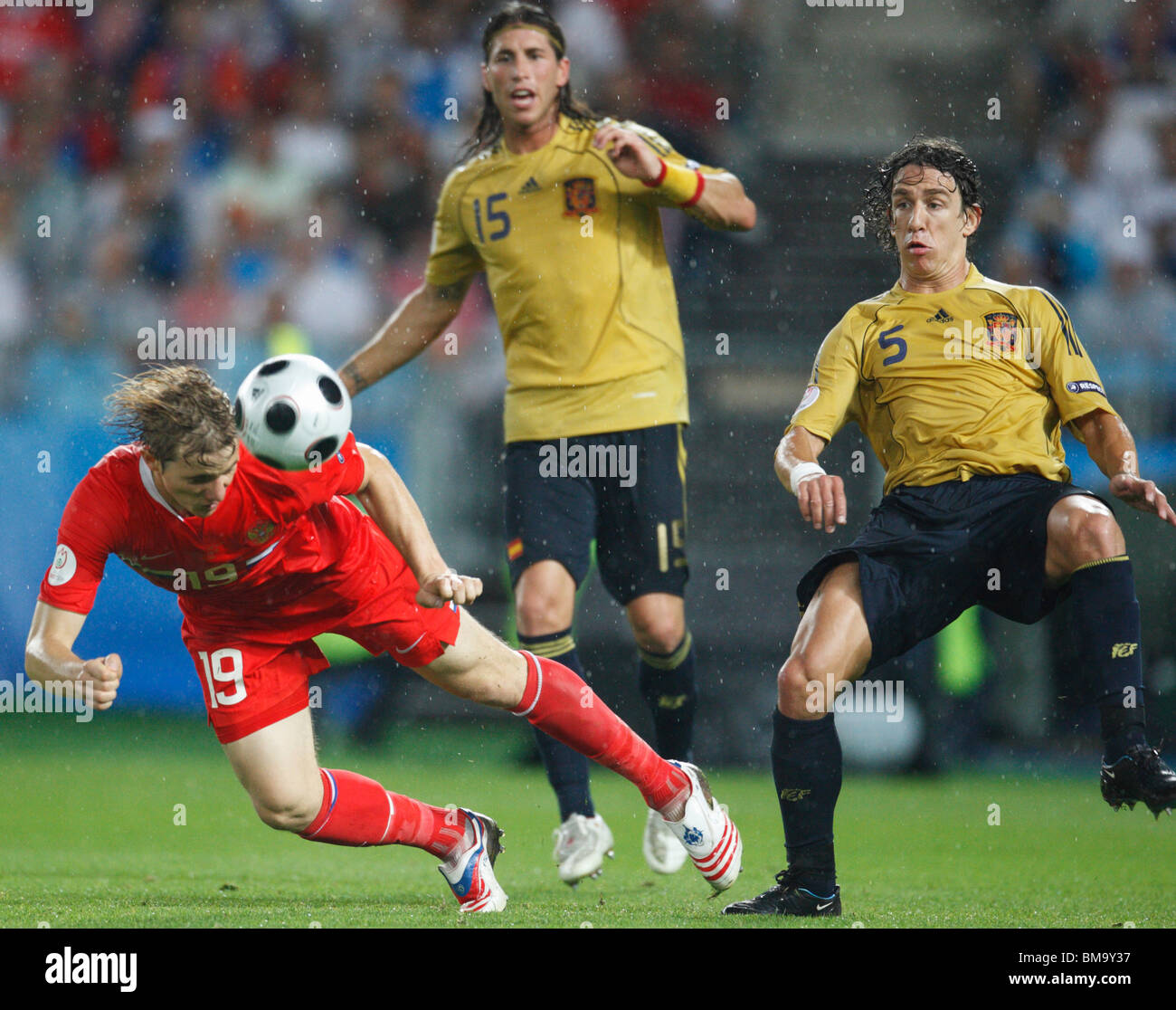 WIEN - 26. JUNI: Roman Pawlyuchenko (19) führt den Ball an, als Carles Puyol (5) von Spanien während eines Halbfinalspiels der UEFA Euro 2008 am 26. Juni 2008 im Ernst Happel Stadion in Wien verteidigt. Nur redaktionelle Verwendung. Kommerzielle Nutzung verboten. (Foto: Jonathan Paul Larsen / Diadem Images) Stockfoto