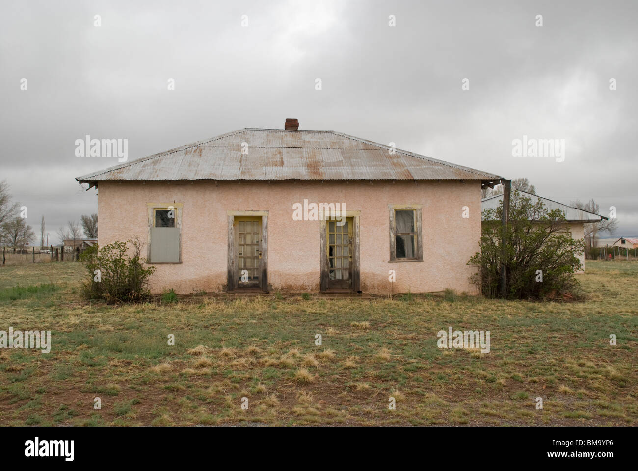 In der kleinen Stadt von Encino New-Mexico gibt viele heruntergekommene Adobe Strukturen. Stockfoto