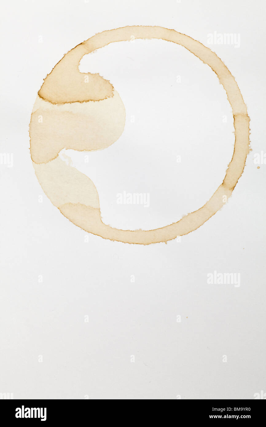 Kaffeefleck auf weißem Papierhintergrund isoliert Stockfoto