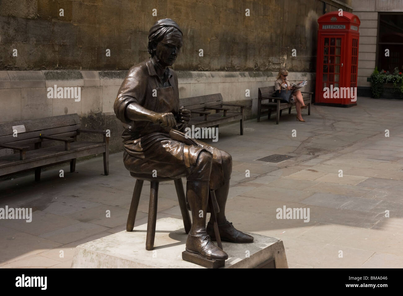 Die Cordwainer Statue und eine Dame Stadt Arbeitskraft ruht auf einer Bank im Watling Street, City of London. Stockfoto