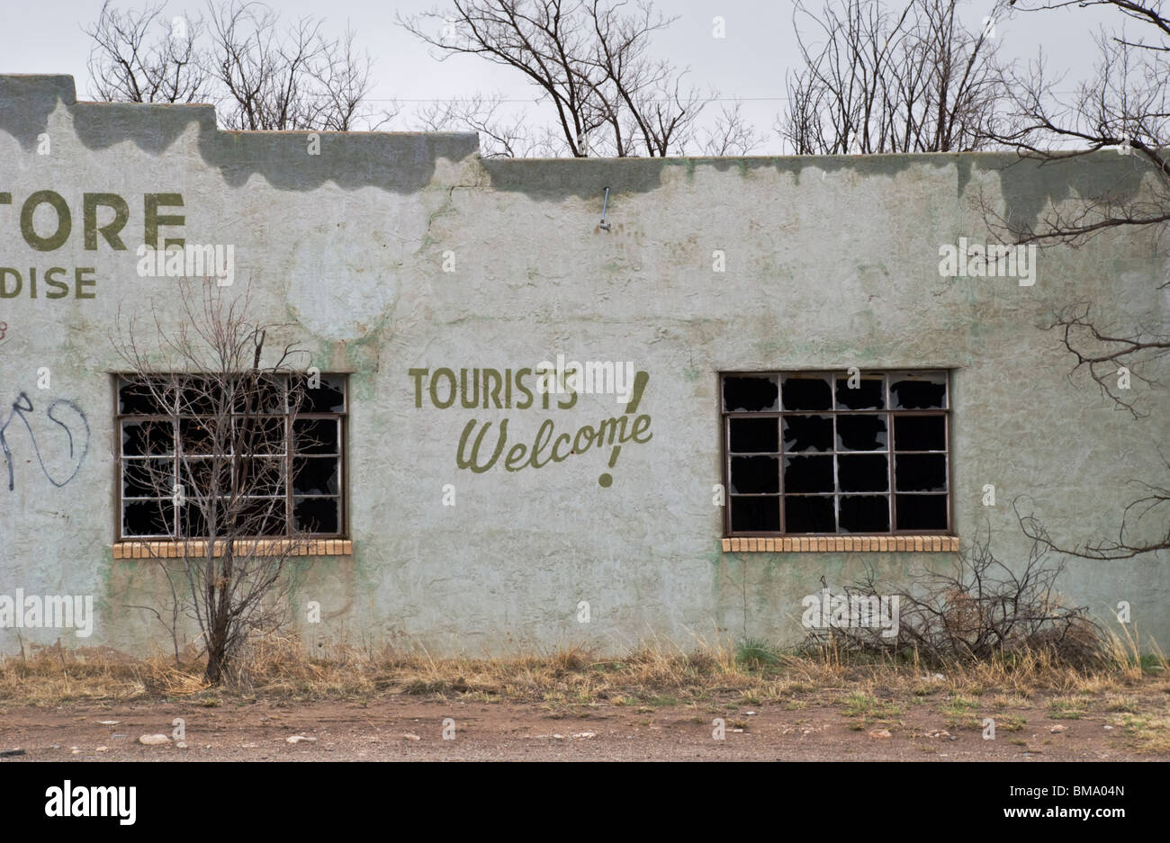 Eine alte Ladenfront meist Geist Stadt von Duran, New-Mexico begrüßt Touristen, wie sie bei 75 km/h beschleunigen. Stockfoto