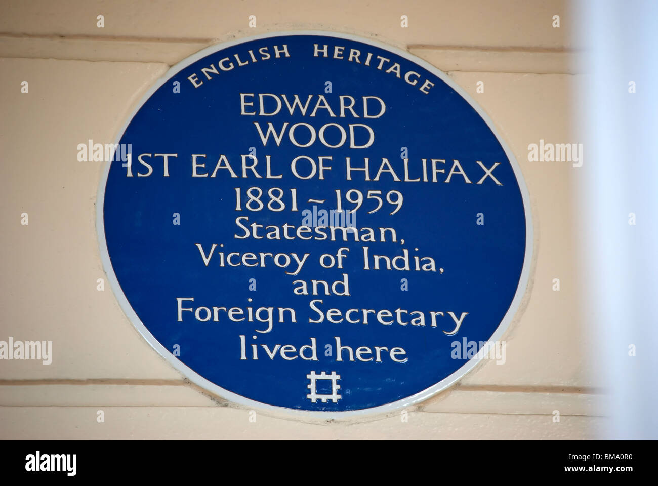 Englisches Erbe blaue Plakette markiert ein Haus von Edward Wood, 1. Earl of Halifax, in Eaton Square, Belgravia in London, england Stockfoto