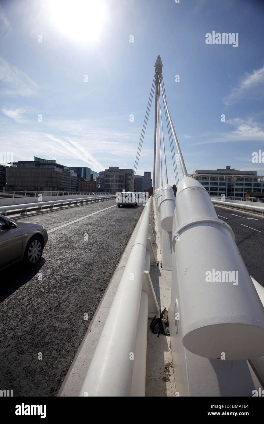 Die Samuel Beckett Brücke überspannt den Fluss Liffey in Dublin, Irland. Die Brücke ist in der Nähe des Dublin Docklands und Irish Financial Services Centre. Stockfoto