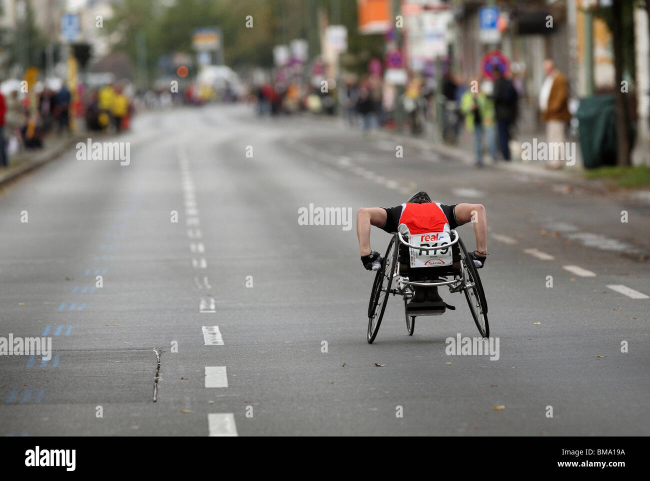 Ein Mann auf einen Rollstuhl angewiesen, die Teilnahme an einem Marathon, Berlin, Deutschland Stockfoto