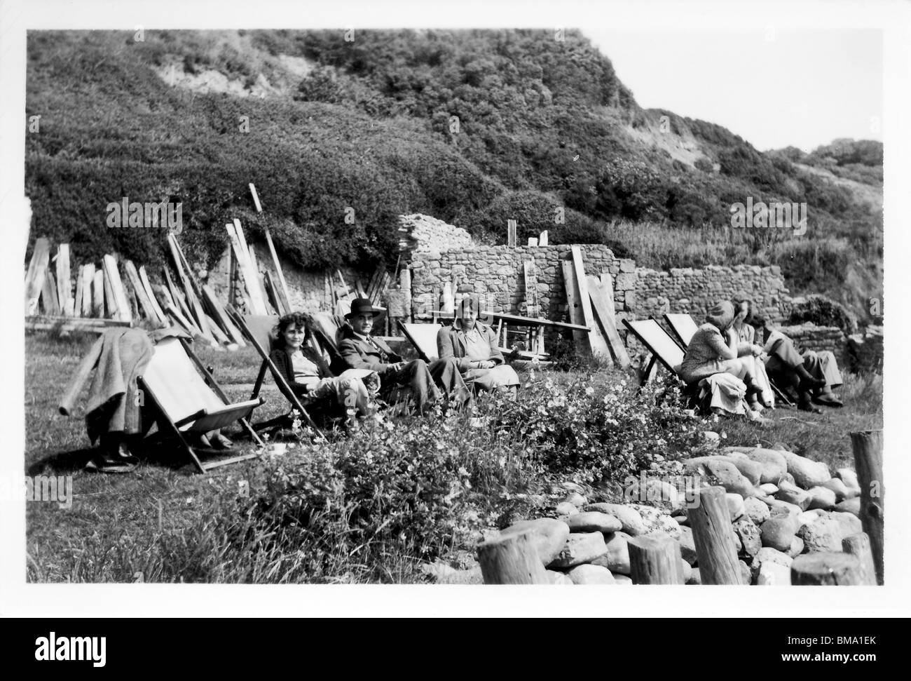 : Archiv Abbildgruppe auf Liegestühlen Stockfoto