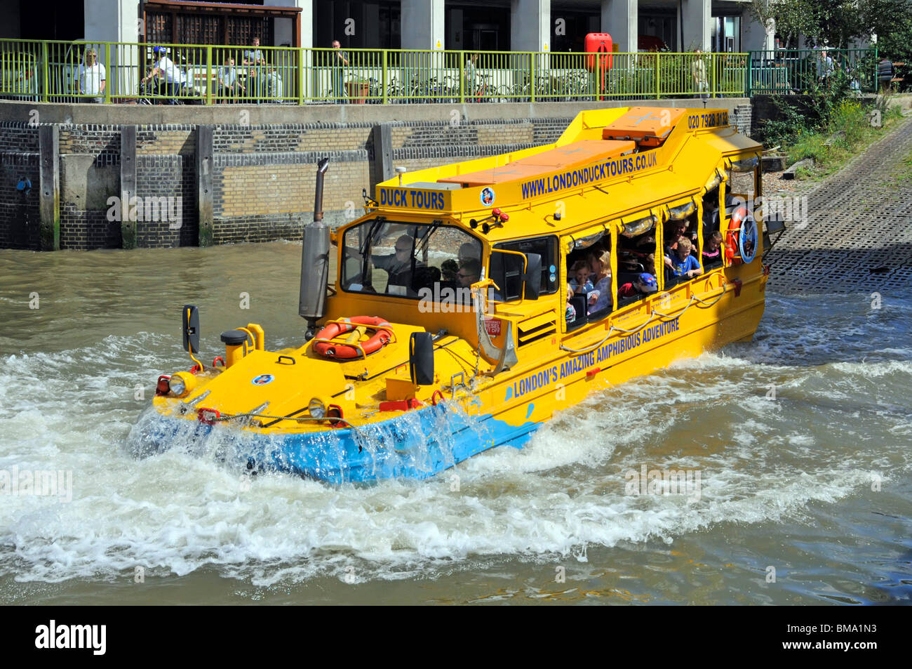 Nahaufnahme von ungewöhnlicher Form des öffentlichen Personenverkehrs amphibious Tour Bus fahren in der Themse für Sightseeing touristische Reise von London UK Riverside Stockfoto