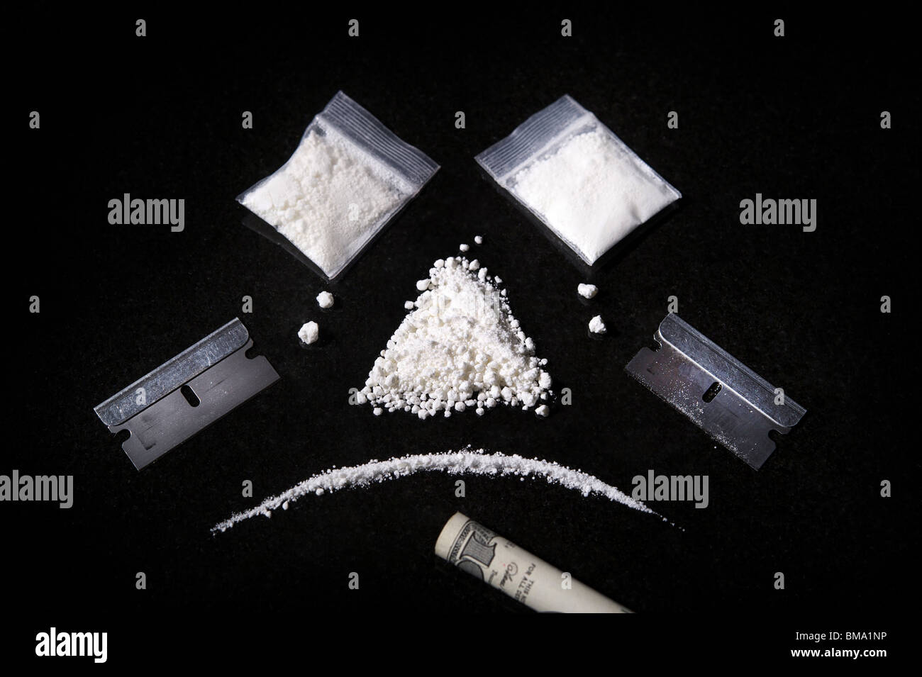 Bild einer Komposition von Kokain, Rasierer und gewalzten Rechnung, ein trauriges Gesicht machen Stockfoto